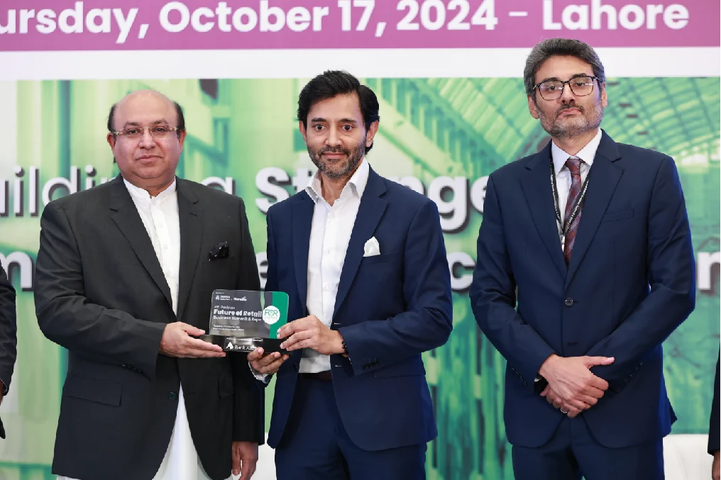 Award presentation at the Lahore summit